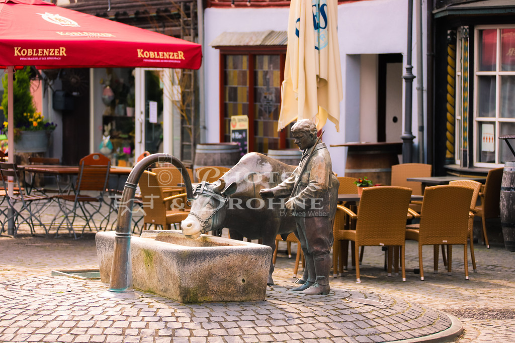 Rhens-5932 | Der Ochsenbrunnen in Rhens am Rhein. - Realisiert mit Pictrs.com