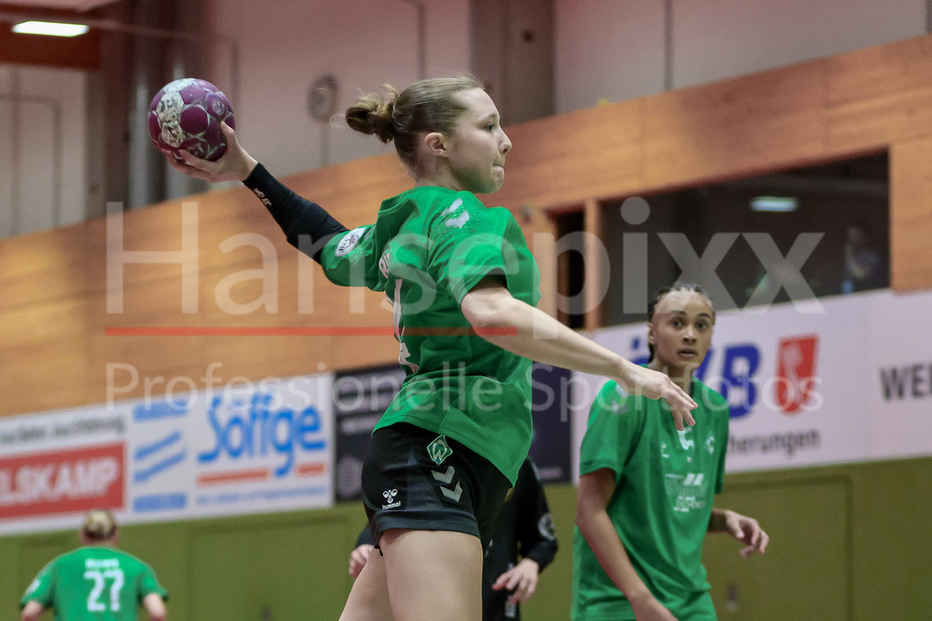 Handball, 2. Bundesliga Frauen, SV Werder Bremen - HC Rödertal | Mara Birk (SV Werder Bremen, 74) beim Wurf, am Ball, Spielszene, Aktion, Action