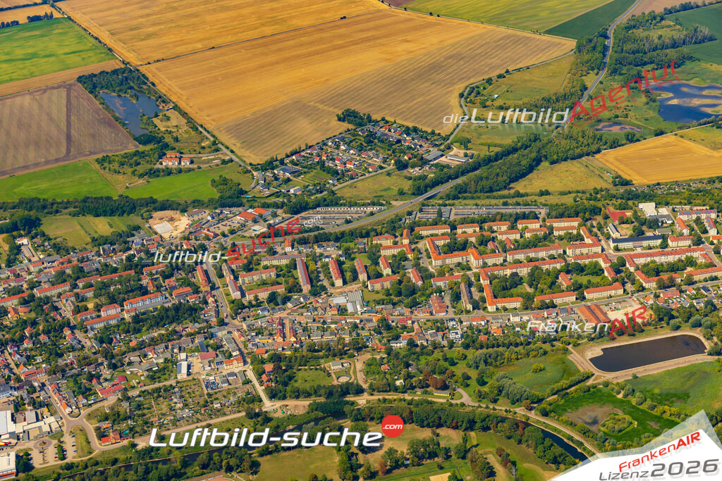 Luftbild der Stadt Calbe - Das Luftbild wurde 2025 vom UL-Flugzeug heraus erstellt ( keine Drohnenaufnahme ) - Hochauflösende Luftaufnahme - für Wandbilder und großformatige Ausdrucke geeignet. Das besondere Geschenk!Hier alle&nbsp;Infos zur Lizenzierung der LuftaufnahmeWir fliegen auch dieses Jahr wieder in Ihre Region um Luftbilder zu erstellen.- Luftbild anfragen