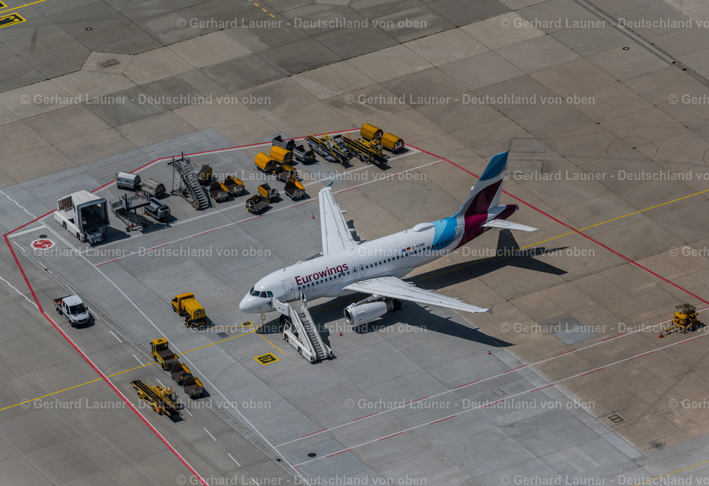 4046387 | STUTTGART 19.07.2021 Passagierflugzeug D-AGWN von Eurowings auf der Parkposition - Abstellfläche auf dem Flughafen in Stuttgart im Bundesland Baden-Württemberg, Deutschland. Weiterführende Informationen bei: eurowings. // Passenger airplane D-AGWN of Eurowings in parking position - parking area at the airport in Stuttgart in the state Baden-Wuerttemberg, Germany. Further information at: eurowings. Foto: Gerhard Launer