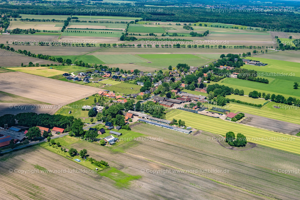 Ahrensmoor_ELS_7168030622 | AHLERSTEDT 03.06.2022 Ortsansicht der Straßen und Häuser der Wohngebiete in Ahrensmoor West im Bundesland Niedersachsen, Deutschland. // Town View of the streets and houses of the residential areas in Ahrensmoor West in the state Lower Saxony, Germany. Foto: Martin Elsen