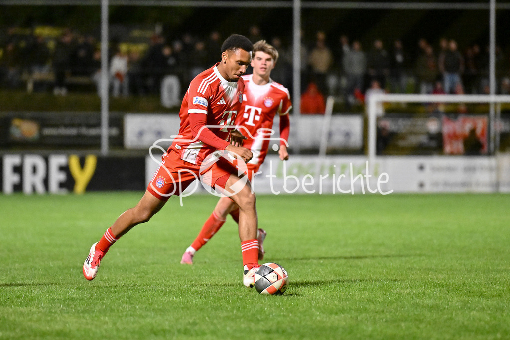 DJK Vilzing - FC Bayern Amateure | am Ball Vincent Ugo MANUBA (FC Bayern Muenchen II 15) / Einzelfoto / Freisteller / Regionalliga Bayern: DJK Vilzing - FC Bayern Amateure; Manfred-Zollner Stadion am 23.09.2025