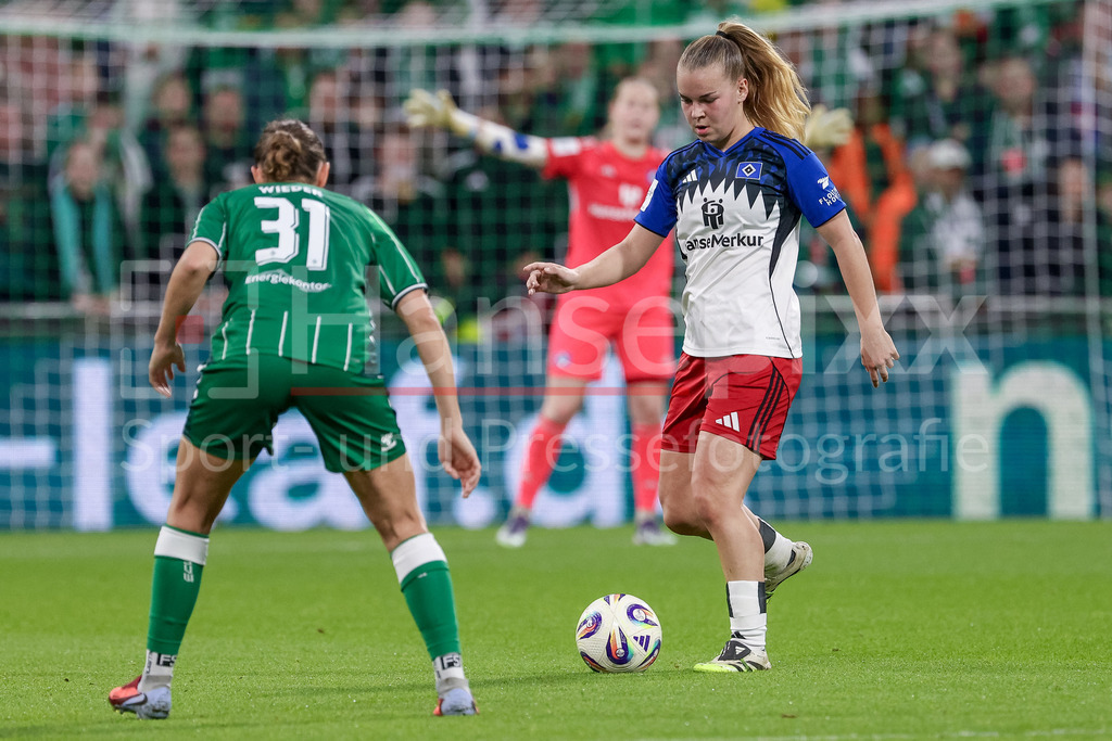 Fussball, Google Pixel Frauen-Bundesliga, SV Werder Bremen - Hamburger SV | v.li.: Verena Wieder (SV Werder Bremen, 31) und Svea Stoldt (Hamburger SV, 8) im Zweikampf, Duell, Dynamik, Aktion, Action, Spielszene, DIE DFB-RICHTLINIEN UNTERSAGEN JEGLICHE NUTZUNG VON FOTOS ALS SEQUENZBILDER UND/ODER VIDEOÄHNLICHE FOTOSTRECKEN. DFB REGULATIONS PROHIBIT ANY USE OF PHOTOGRAPHS AS IMAGE SEQUENCES AND/OR QUASI-VIDEO.