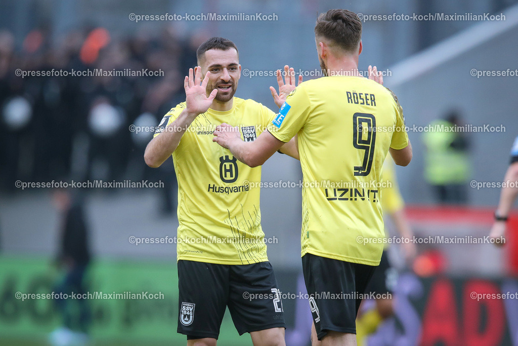 RWE3Liga17022401141 | 17.02.2024, Essen, Fußball, bwin 3. Liga Herren, Stadion an der Hafenstraße, 24. Spieltag Saison 2023 2024, Rot-Weiss Essen – SSV Ulm 1846:  Abschlussjubel nach dem 2:0 Sieg für Ulm. Nicolas Jann (SSV Ulm 1846) und Lucas Röser (SSV Ulm 1846)
DFB regulations prohibit any use of photographs as image sequences and or quasi-video.