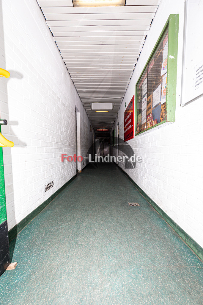 Gebäude | Eisstadion Peißenberg 2024/25, Gebäude, 20241115,Zugagn zu den Kabinen,2024-11-15 in Peißenberg (Eisstadion Peißenberg)Copyright: WolfgangxLindner foto-lindner.de