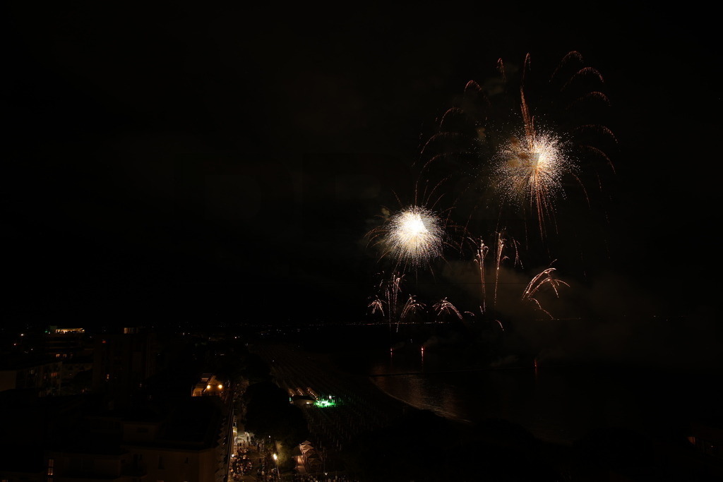 Ferragosto Fireworks in Grado, Italy | GRADO, ITALY, 15.AUG.26 - FIREWORKS - Ferragosto fireworks over the Adriatic Sea in Grado, Italy. Colorful fireworks light up the night sky above the beach, coastline and waterfront during the traditional summer celebration. - Realisiert mit Pictrs.com