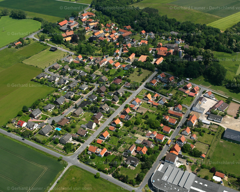 2638186 | ISINGERODE 09.06.2006 Landwirtschaftliche Nutzflächen und Feldgrenzen  umsäumen das Siedlungsgebiet des Dorfes in Isingerode im Bundesland Niedersachsen, Deutschland // Agricultural land and field boundaries surround the settlement area of the village  in Isingerode in the state Lower Saxony, Germany Foto: Gerhard Launer