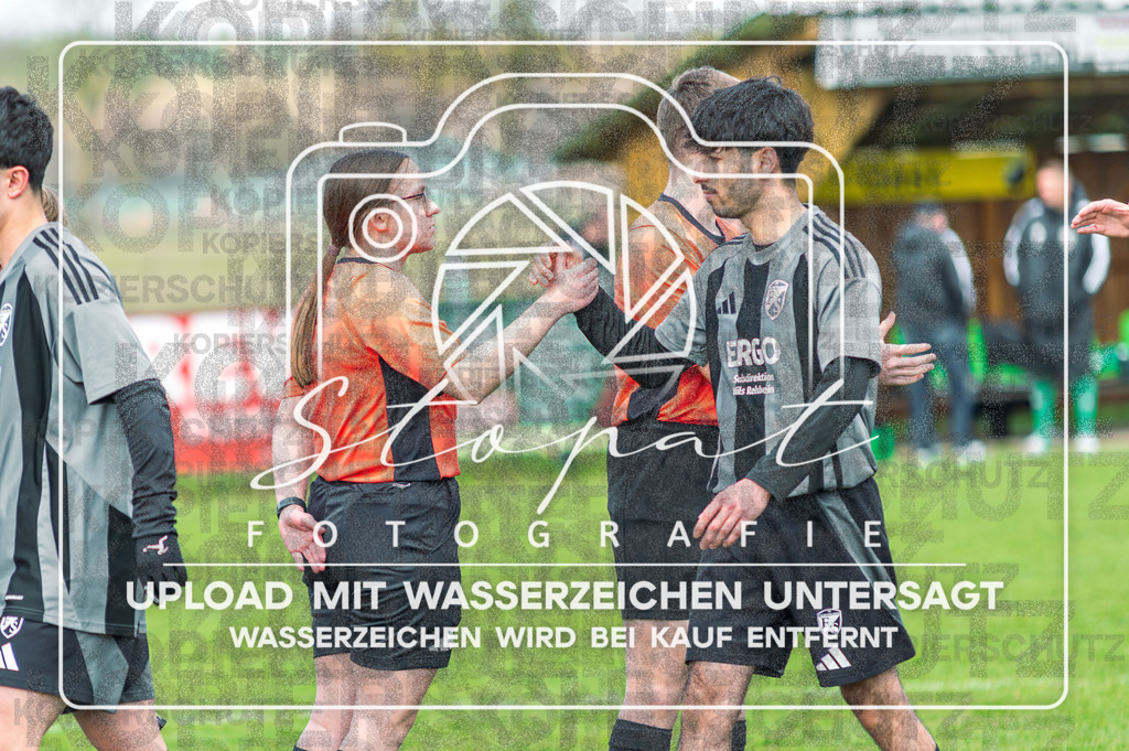FGFS-SGA-1011 | Katharina Schreider (Schiedsrichter) und Nadem Shanibaqi (FG Fulde-Stellichte #8) beim Herren Kreisliga HK Spiel zwischen FG Fulde-Stellichte und SG Allertal im Fulder Zentralstadion, Fulde (Simon Paul Stopat) - Realisiert mit Pictrs.com