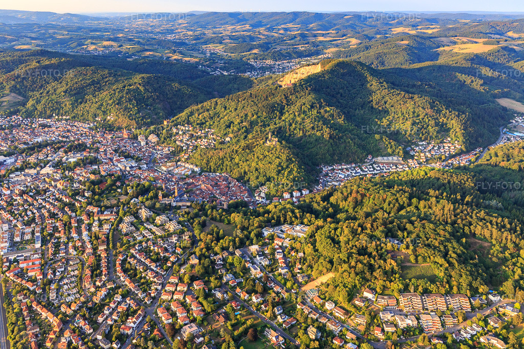 Luftbild: Stadtansicht an der Bergstraße aus Südwesten in Weinheim im Bundesland Baden-Württemberg in Deutschland. Foto: IMG_109394.jpg vom 30.07.2018 durch Werner Riehm/FLY-FOTO.de
