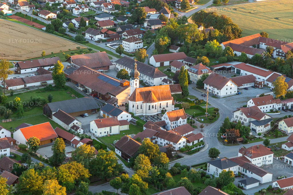 Luftbild: Pfarrkirche St. Laurentius, Buchhofen in Buchhofen im Bundesland Bayern in Deutschland. – Foto: IMG_132938.jpg vom 02.07.2022 durch Werner Riehm/FLY-FOTO.de – Auflösung des Originals: 5472 x 3648 px – Gemeinde Buchhofen | Gemeinde Buchhofen