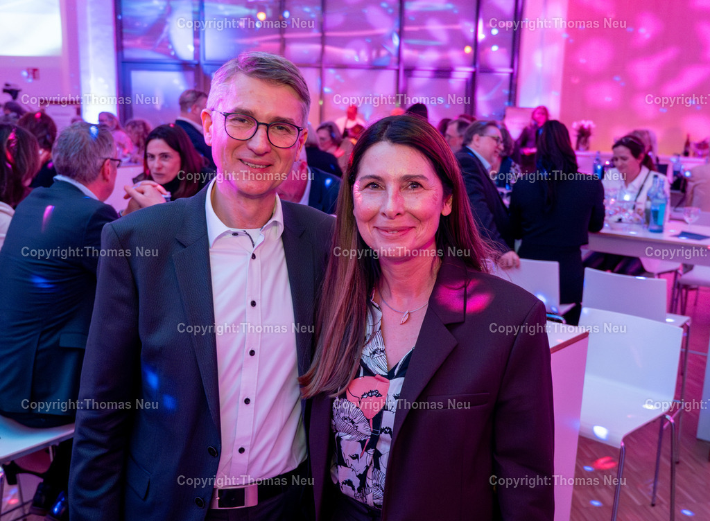 DSC_0729 | Im Parktheater Bensheim fand am 28. März 2026 die Verleihung des Eysoldt-Rings 2025 statt – eine der bedeutendsten Auszeichnungen für Schauspielkunst im deutschsprachigen Raum. Der Preis ging an Thomas Schmauser, der für seine herausragende darstellerische Leistung geehrt wurde.Anschließend wurde zur Gala in das Bensheimer Bürgferhaus eingeladen, Unser Bild zeigt den kaufmännischen Geschäftsführer des Bergsträßer Anzeigers Robert Schmidtlein mit Gattin, Bild: Thomas Neu