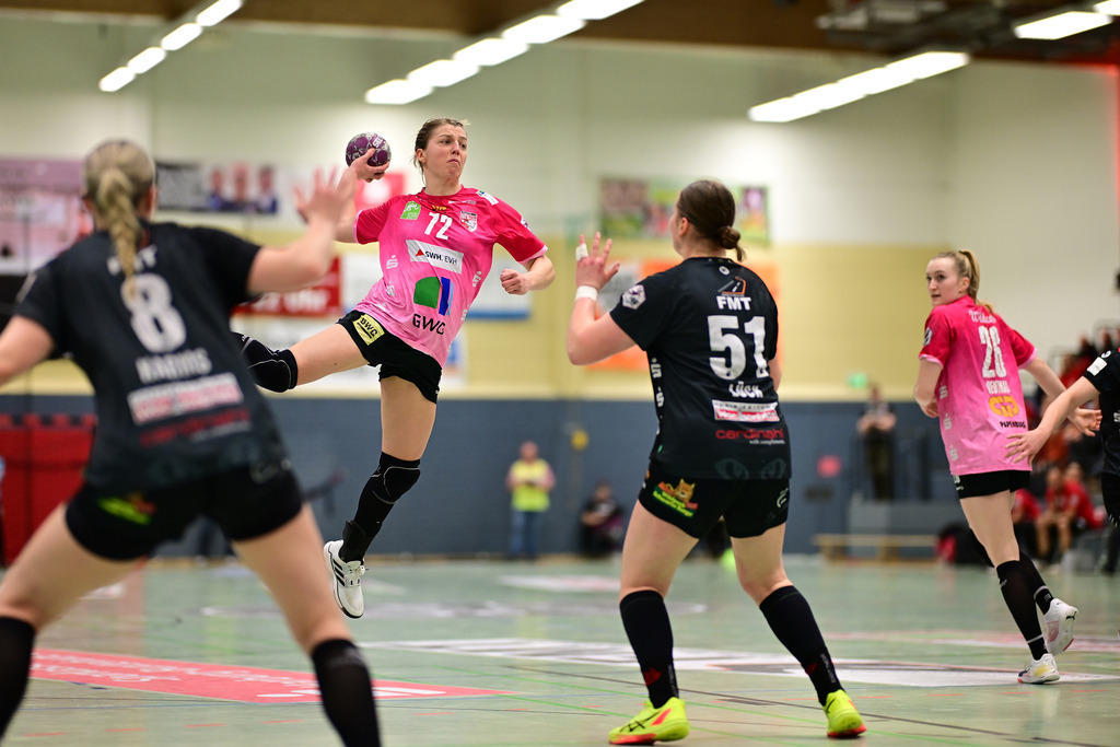 Handball I Frauen I Saison 2024-2025 I 2. HBF I 16. Spieltag I HL Buchholz 08-Rosengarten - SV Union Halle-Neustadt I 072497 | Wurf Ilona Kieffer (72, SV Union Halle-Neustadt) - Realisiert mit Pictrs.com
