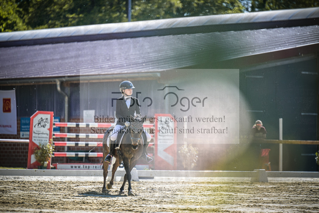 DOS_2622 | Entdecke hochwertige Reitturnierfotos von Foto Oger. Professionell, emotional und authentisch – jetzt Lieblingsmomente im Shop bestellen.Deutschlandweite Turnierfotografie. - Realisiert mit Pictrs.com