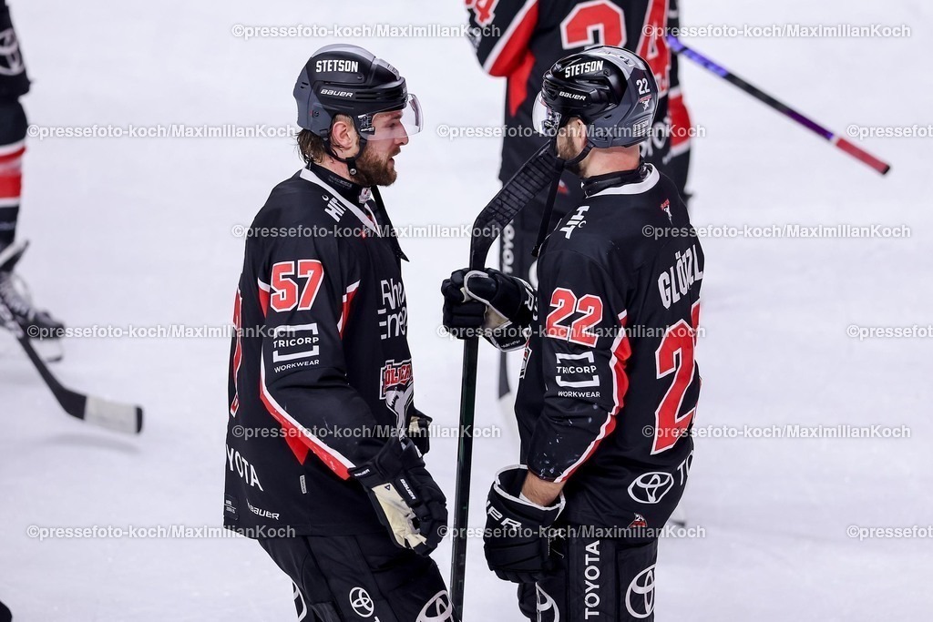 KEC28012501085 | 28.01.2025, Eishockey, DEL, Kölner Haie - EHC Red Bull München, Spieltag 41, Lanxess-Arena Köln: Tiefe Enttäuschung bei der Mannschaft der Kölner Haie nach der 2:3 Niederlage. Brady Austin (Kölner Haie #57) neben Maximilian Glötzl (Kölner Haie #22)