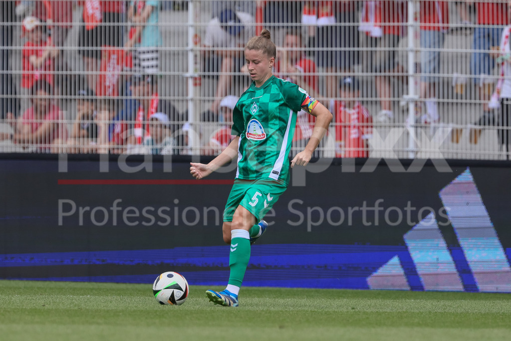 Fussball, Testspiel Frauen, 1. FC Union Berlin - SV Werder Bremen | v.li.: Michelle Ulbrich (SV Werder Bremen, 5) am Ball, Freisteller, Einzelbild, Ganzkörper, Aktion, Action, Spielszene