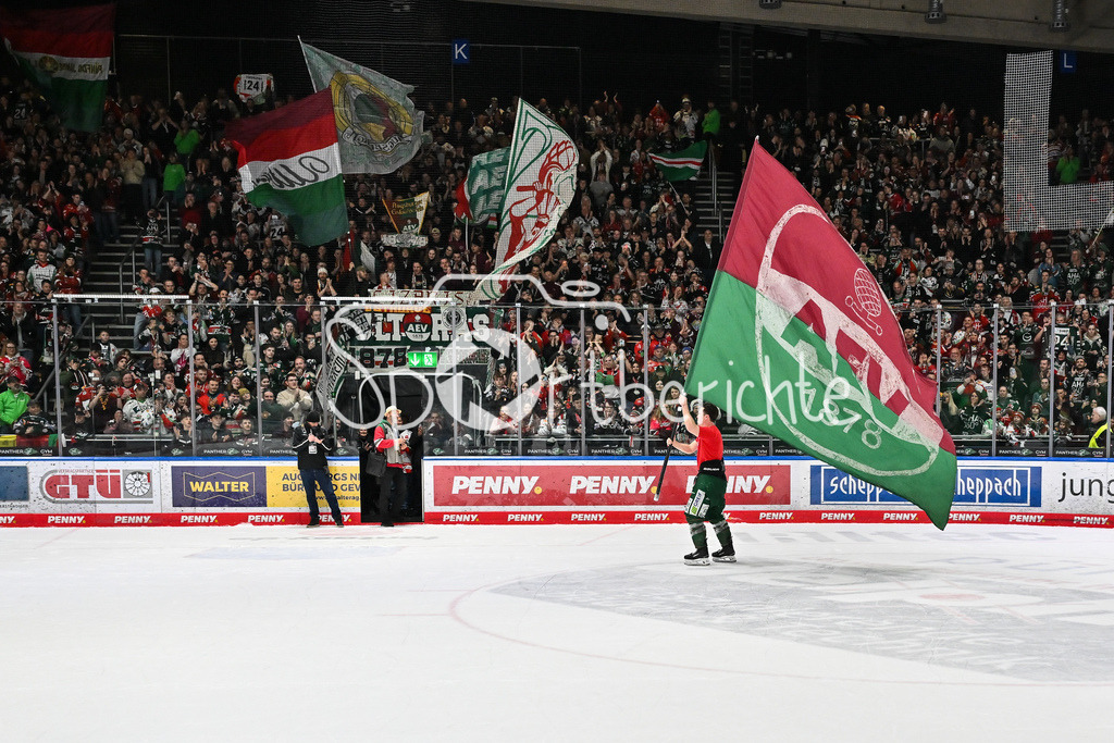 Augsburger Panther - Grizzlys Wolfsburg | AUGSBURG, GERMANY - 15. MARCH: im Bild T. J. TREVELYAN (Augsburger Panther 24) / Einzelfoto / Freisteller nach dem Match zwischen den Augsburger Panthern und den Grizzlys Wolfsburg am 52. Spieltag der Penny DEL im Curt Frenzel Stadion / der sich bei den Fans verabschiedet mit einer Fahne der Fans