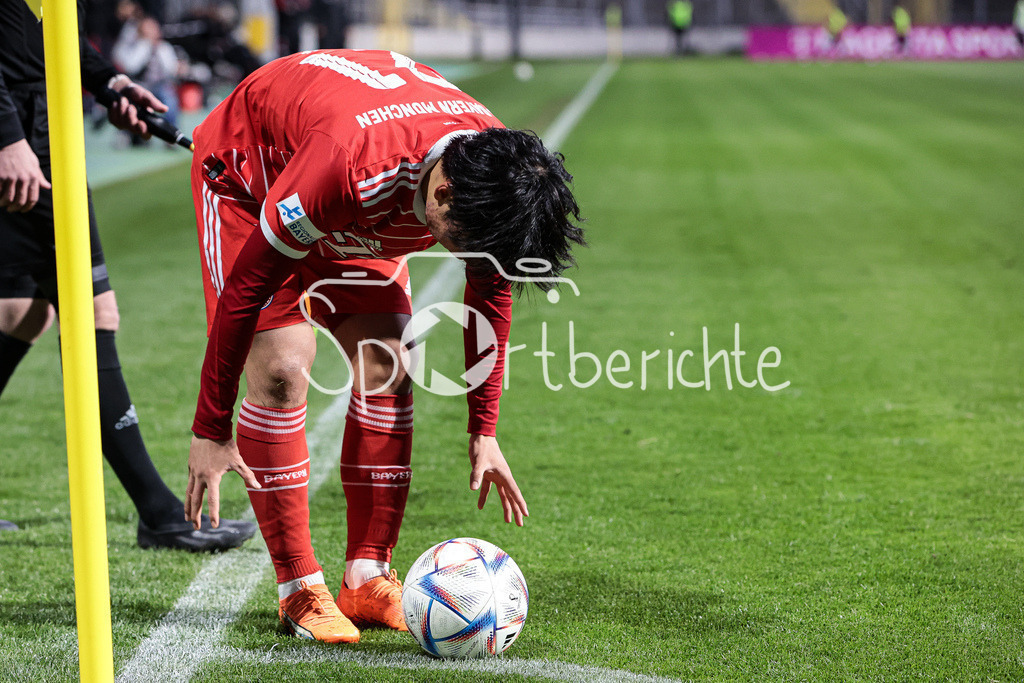 FC Bayern Amateure - FC Augsburg II | Taichi FUKUI (FCB #21) auf dem Weg zu einem Eckball / Freisteller / Einzelfoto