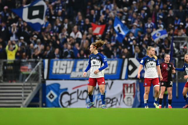 Fußball I Frauen I Saison 2025-2026 I Bundesliga I 10. Spieltag I Hamburger SV - 1. FC Nürnberg I 45470 | Melanie Brunnthaler (11, Hamburger SV) im Hintergrund Fans - Realisiert mit Pictrs.com