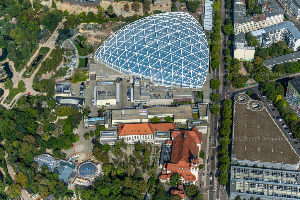 4039841 | LEIPZIG 14.09.2020 Glas- Tropenhalle Gondwanaland in Leipzig im Bundesland Sachsen. Die dreieckig angelegte Tropenhalle im Zoo an der Pfaffendorfer Straße wurde vom Büro Henchion+ Reuter Architects entworfen und in Zusammenarbeit mit der OBERMEYER Albis-Bauplan GmbH und dem Tragwerksplaner Eisenloffel Sattler + Partner von 2007 bis 2011 gebaut. // View of the Gondwanaland in Leipzig in the state of Saxony. Foto: Gerhard Launer
