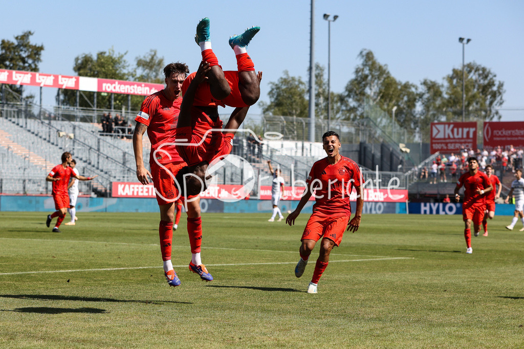 FC Würzburger Kickers - FC Bayern Amateure | Jubel nach dem Treffer zum 0-1 durch Nestory IRANKUNDA (FC Bayern München II #7) / Tor / Freude / Happy / Torschuetze / Flick Flack / Salto / Regionalliga Bayern: FC Würzburger Kickers - FC Bayern München II, AKON Arena am 24.08.2024