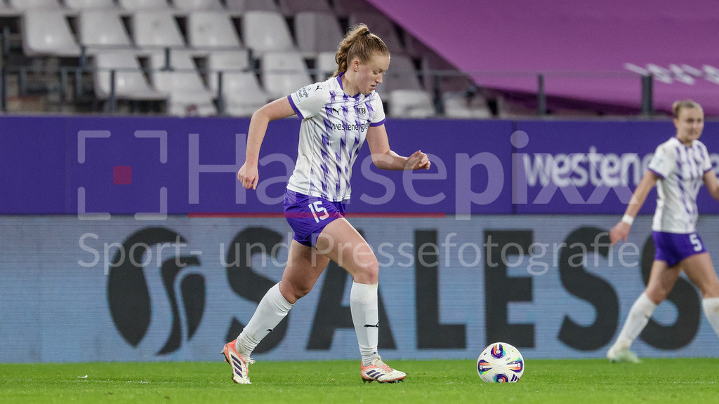 Fussball, Google Pixel Frauen-Bundesliga, SGS Essen - SV Werder Bremen | Laura Pucks (SGS Essen, 15) am Ball, Einzelbild, Ganzkörper, Aktion, Action, Spielszene, DIE DFB-RICHTLINIEN UNTERSAGEN JEGLICHE NUTZUNG VON FOTOS ALS SEQUENZBILDER UND/ODER VIDEOÄHNLICHE FOTOSTRECKEN. DFB REGULATIONS PROHIBIT ANY USE OF PHOTOGRAPHS AS IMAGE SEQUENCES AND/OR QUASI-VIDEO.