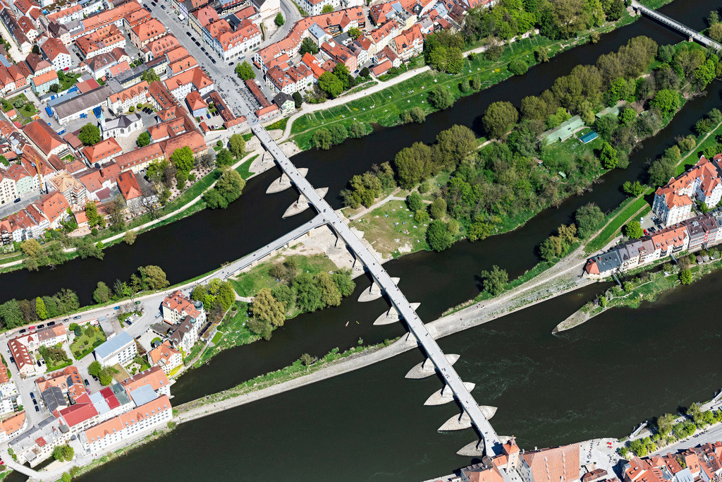 dr__0062595.jpg | REGENSBURG 09.05.2021 Fluß - Brückenbauwerk " Steinerne Brücke " über die Ufer der Donau in der Innenstadt in Regensburg im Bundesland Bayern, Deutschland. // River - bridge construction " Steinerne Bruecke " on danube river in the district Innenstadt in Regensburg in the state Bavaria, Germany. Foto: Daniel Reiter