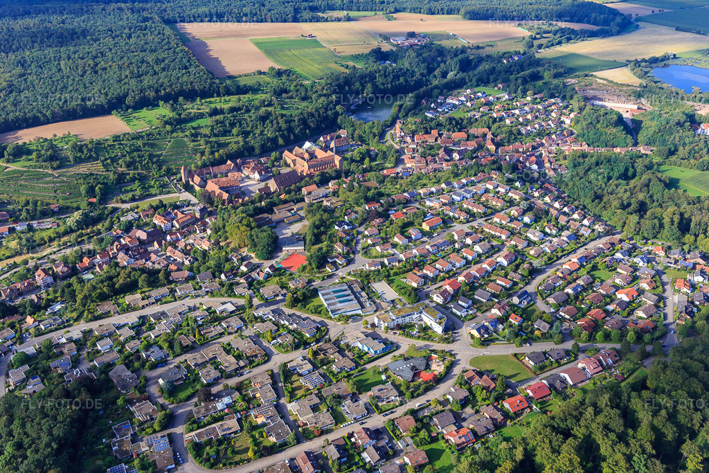 Luftbild: Sporthalle Schefenacker vor dem Kloster Maulbronn UNESCO Welterbe in Maulbronn im Bundesland Baden-Württemberg in Deutschland. – Foto: IMG_093457.jpg vom 22.08.2016 durch Werner Riehm/FLY-FOTO.de – Auflösung des Originals: 5472 x 3648 px – WWW.MAULBRONN.DE – Kloster Maulbronn