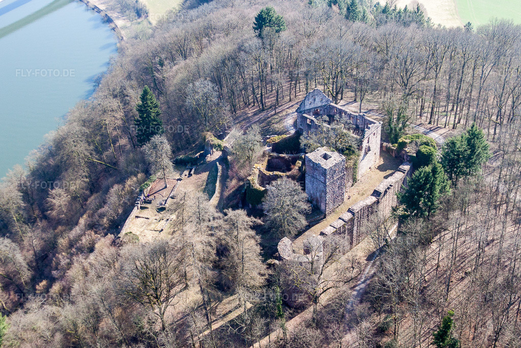 Luftbild: Ruine und Mauerreste der ehemaligen Burganlage und Feste Minneburg über dem Neckar im Ortsteil Neckarkatzenbach in Neunkirchen im Bundesland Baden-Württemberg in Deutschland. Foto: IMG_38125.jpg vom 12.03.2011 durch Werner Riehm/FLY-FOTO.de