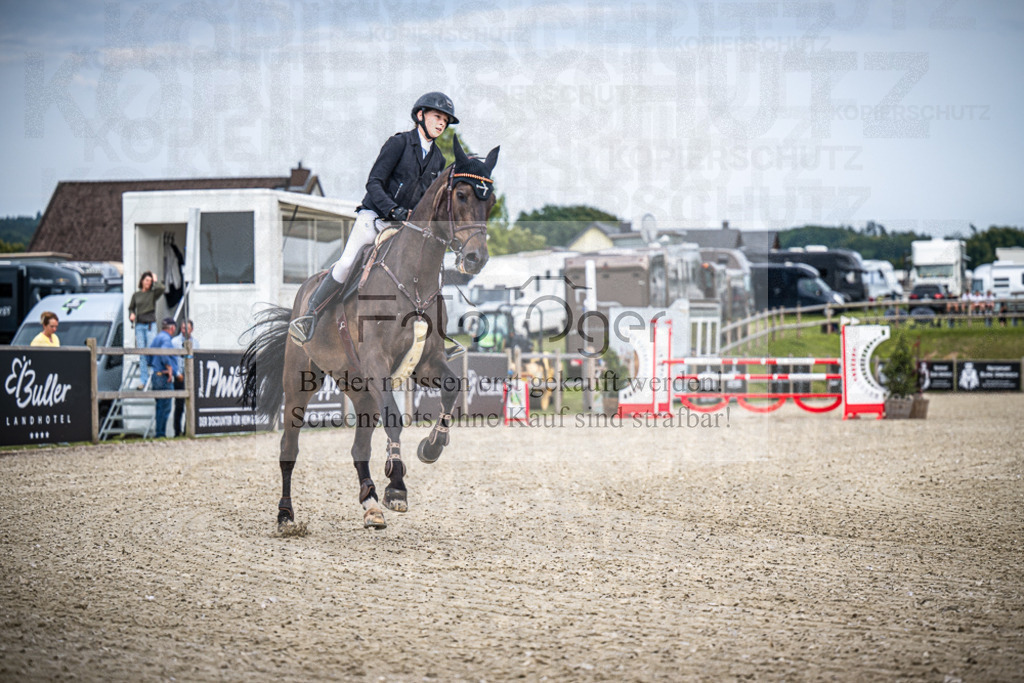 DOS_3710 | Entdecke hochwertige Reitturnierfotos von Foto Oger. Professionell, emotional und authentisch – jetzt Lieblingsmomente im Shop bestellen.Deutschlandweite Turnierfotografie. - Realisiert mit Pictrs.com