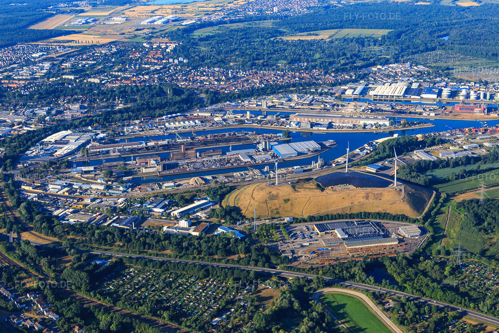 Luftbild: Verkehrs Betriebe Karlsruhe GmbH - Betriebshof West und Windpark Deponie West (Energieberg) vor den Karlsruher Rheinhäfen aus Norden im Ortsteil Knielingen in Karlsruhe im Bundesland Baden-Württemberg in Deutschland. Foto: IMG_083859.jpg vom 26.07.2015 durch Werner Riehm/FLY-FOTO.deVBK - Verkehrsbetriebe Karlsruhe