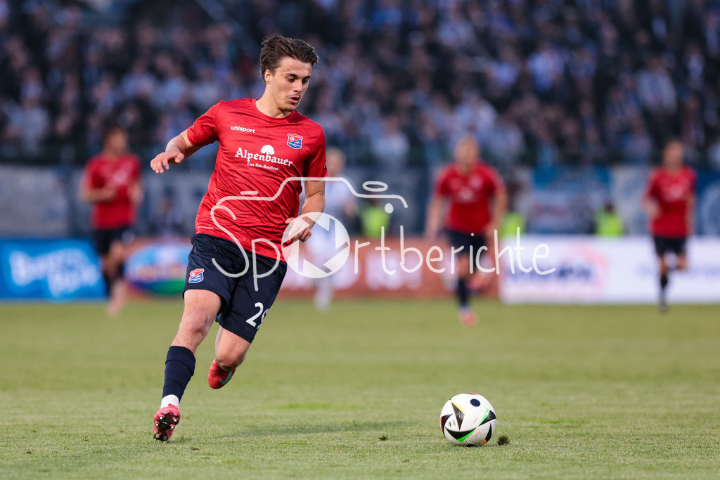 SpVgg Unterhaching - FC Hansa Rostock | am Ball Leander POPP (SpVgg Unterhaching 29) / Einzelfoto / Freisteller / 3. Liga: SpVgg Unterhaching - FC Hansa Rostock, Uhlsport Park am 07.05.2025