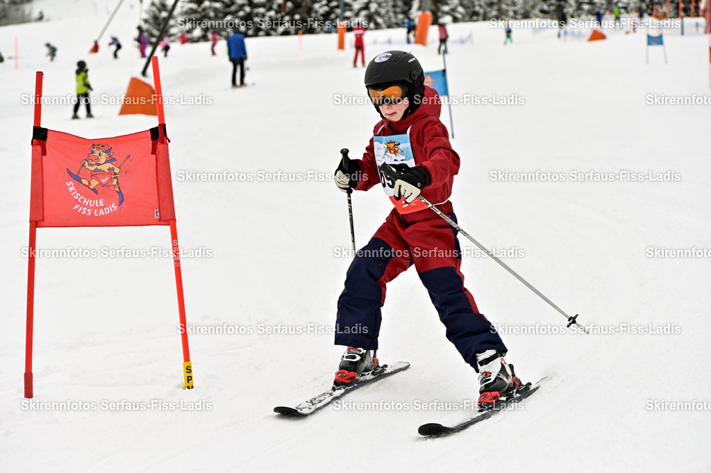 SRF_20.02.2026_1172 | Skirennfotos,Serfaus,Fiss,Ladis,Kinderskirennen,Winter,Tirol,Oberland,skirace,SFL,feelfree,weil wir's genießen,ski,Ski,skifahren,Sonnenplateau, - Realisiert mit Pictrs.com