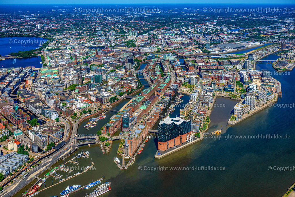 Hamburg_Elbphilharmonie_Hafencity_ELS_8578010725 | HAMBURG 01.07.2025 Elbphilharmonie am Ufer der Elbe in Hamburg. Das Konzerthaus- Gebäude im Stadtteil Hamburg-HafenCity befindet sich am Ufer der Elbe der Hansestadt. Weiterführende Informationen bei: BGT Bischoff Glastechnik AG,  Drees & Sommer SE,  Herzog & de Meuron,  IBB GmbH - Ingenieurbüro für Brandschutz von Bauarten,  Ingenieurbüro Dr. Siebert Büro für Bauwesen,  Quantum Immobilien AG,  ReGe Hamburg Projekt-Realisierungsgesellschaft mbH. // The Elbe Philharmonic Hall on the river bank of the Elbe in Hamburg. Further information at: BGT Bischoff Glastechnik AG,  Drees & Sommer SE,  Herzog & de Meuron,  IBB GmbH - Ingenieurbuero fuer Brandschutz von Bauarten,  Ingenieurbuero Dr. Siebert Buero fuer Bauwesen,  Quantum Immobilien AG,  ReGe Hamburg Projekt-Realisierungsgesellschaft mbH. Foto: Martin Elsen