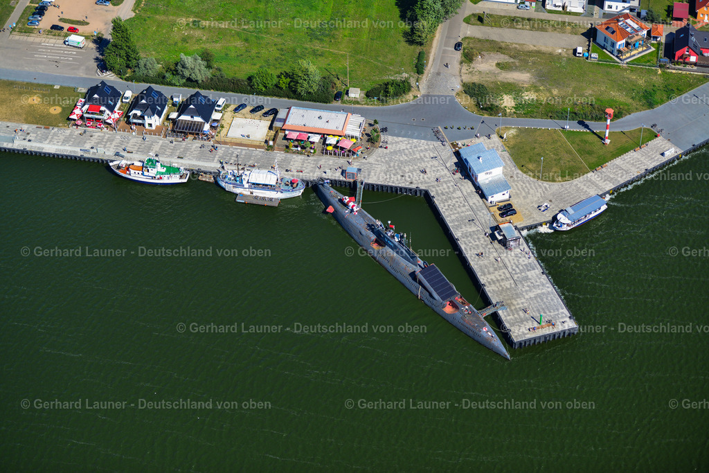 3637759 | PEENEMüNDE 25.08.2016 Blick auf den historischen Hafen Peenemünde mit dem russischen U-Boot - U-461 - der Juliett Klasse, welches heute als Museumsschiff dient und täglich besichtigt wird. // Overlooking the historic harbor Peenemuende with the Russian submarine U-461. Foto: Gerhard Launer