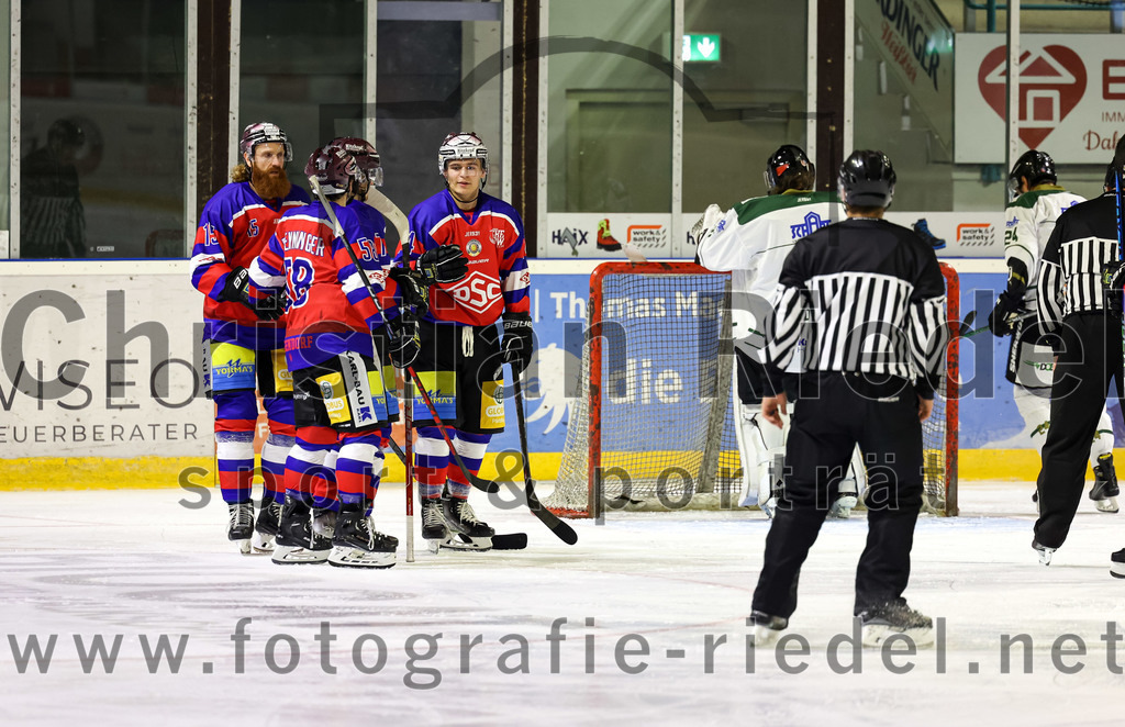 2022-09-09_031_TSV_Erding_gegen_Deggendorfer_SC | Erding, Deutschland, 09.09.2022:
Eishockey, Bayernliga 2022 / 2023, Testspiel, TSV Erding gegen Deggendorfer SC, Endergebnis: 2:5

Torwart Christoph Schedlbauer (Erding Gladiators, #31)

Foto: Christian Riedel / fotografie-riedel.net