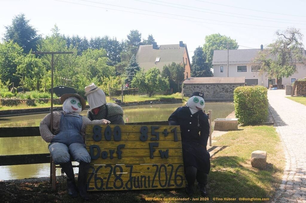 Geißmannsdorf-2026-Ortsbilder-212 | Geißmannsdorf bei Bischofswerda im Sommer 2026. Ein fotografischer Streifzug durch das Dorf Geißmannsdorf, mit Gebäuden, Straßen, Strohpuppen und geschmückten Vorgärten und Grundstücken anlässlich der 800-Jahr-Feier von Geißmannsdorf im Juni 2026 - Realisiert mit Pictrs.com