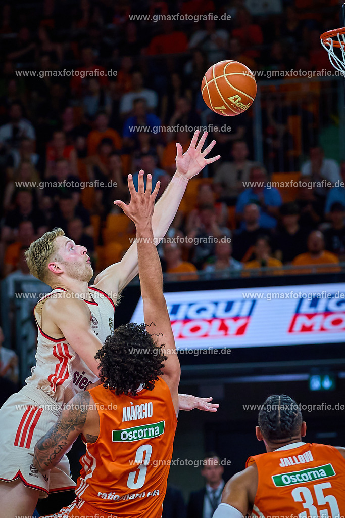 GER, ratiopharm ulm gegen FC Bayern, Basketball, 2. PlayOff, Finale, EasyCredit Bundesliga, Spielzeit 2024/2025, 18.06.2025 | Korbleger von Jack White (FC Bayern, #04) gegen Marcio Santos (ratiopharm ulm, #03)GER, ratiopharm ulm gegen FC Bayern, Basketball, 2. PlayOff, Finale, EasyCredit Bundesliga, Spielzeit 2024/2025, 18.06.2025Foto: Eibner-Pressefoto/Gerald Oelze-de Stoppany