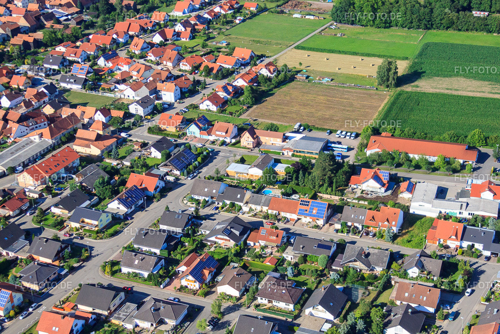 Raiffeisenring x Kirchstr | Luftbild: Raiffeisenring x Kirchstr in Hatzenbühl im Bundesland Rheinland-Pfalz in Deutschland. Foto: IMG_42374.jpg vom 27.06.2011 durch Werner Riehm/FLY-FOTO.de - Realisiert mit Pictrs.com
