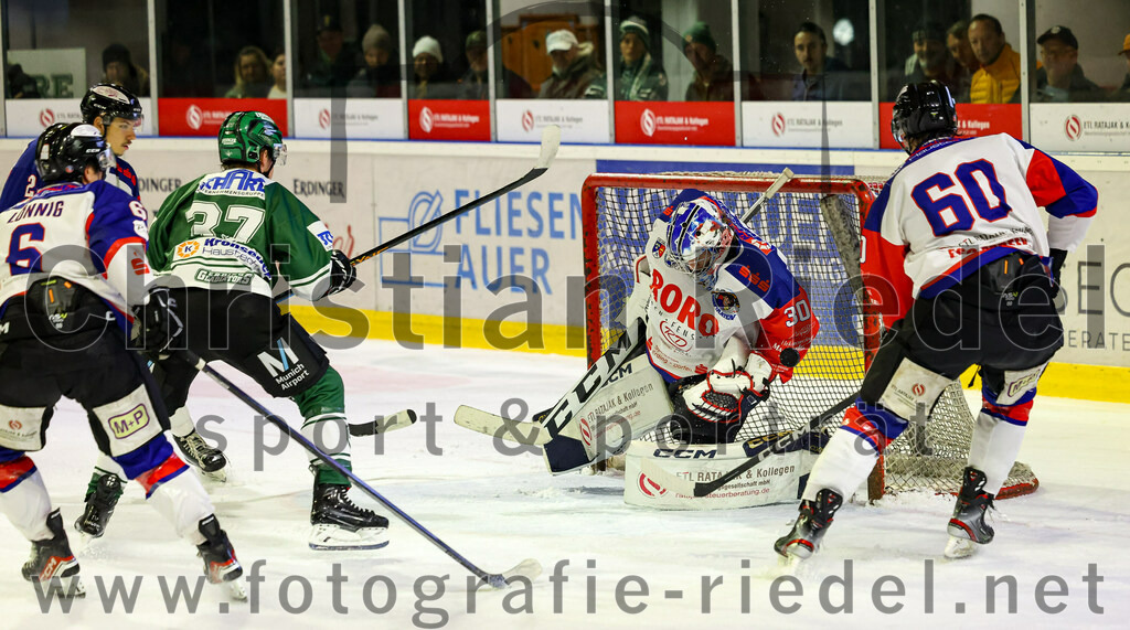 2023-11-03_123_TSV_Erding_gegen_ESC_Dorfen | Erding, Deutschland, 03.11.2023:
Eishockey, Bayernliga Vorrunde 2023 / 2024, 6. Spieltag, TSV Erding gegen ESC Dorfen, Endergebnis: 11:3

Thomas Matheson (Erding Gladiators, #37), Torwart Andreas Marek (ESC Dorfen, #30), Alexander Spielvogel (ESC Dorfen, #60)

Foto: Christian Riedel / fotografie-riedel.net
