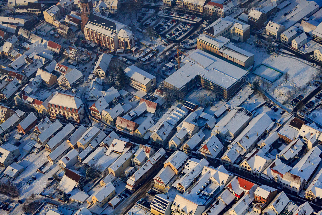 Luftbild: Hauptstraße im Winter bei Schnee in Kandel im Bundesland Rheinland-Pfalz in Deutschland. Foto: IMG_35928.jpg vom 18.12.2010 durch Werner Riehm/FLY-FOTO.de