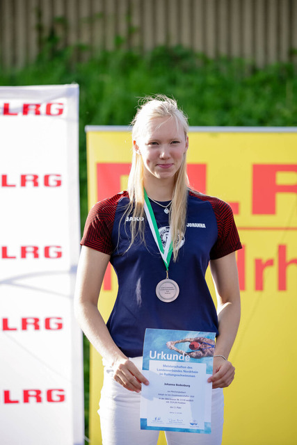 DLRG, Wettkampf, Rettungssport, Landesverbandsmeisterschaften 2026 13.06.2026 | Bedburg, Deutschland - June, 13: Siegerehrung der AK17/17 weiblich der Landesverbandsmeisterschaften 2026 im MonteMare Bedburg. Platz 3: Johanna Bodenburg (DLRG Bezirk Mönchengladbach). (Foto: Benedikt Lang (DLRG) - Realisiert mit Pictrs.com
