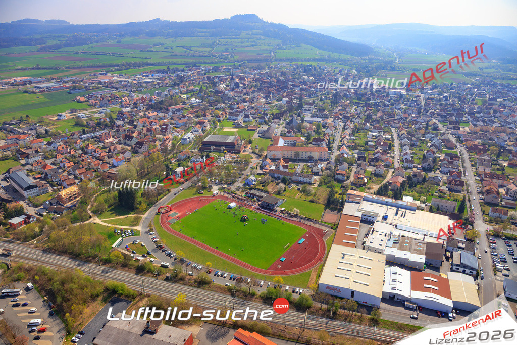 Die Luftaufnahme der Stadt Staffelstein wurde 2017 vom Flugzeug heraus erstellt ( keine Drohne )- hohe Auflösung für beste Qualität