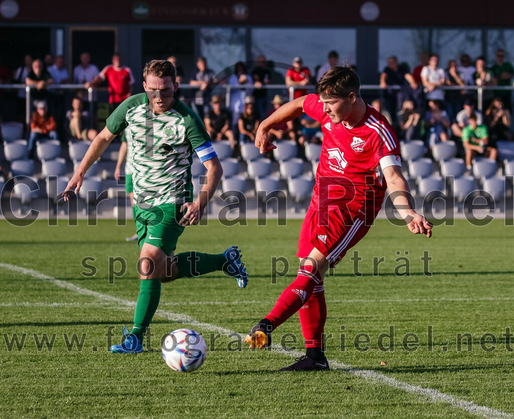 2023-08-11_055_FC_Finsing_gegen_SV_Eichenried | Finsing, Deutschland, 11.08.2023:
Fußball, Kreisliga 2023 / 2024, 4. Spieltag, FC Finsing gegen SV Eichenried, Endergebnis: 3:0

Michael Kopp (SV Eichenried, #15), Leonhard Hölzl (FC Finsing, #5)

Foto: Christian Riedel / fotografie-riedel.net