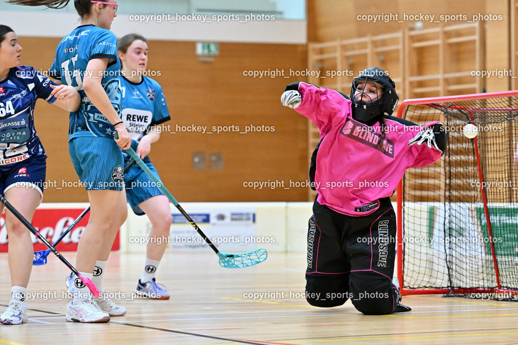 VSV Unihockey Damen vs. FCB München | #64 Laura Walluschnig VSV Unihockey, #15 Carla Ford FCB München, #18 Lara Fuhrmann VSV Unihockey, VSV Unihockey Damen vs. FCB München, VSV Unihockey Damen vs. FCB München am 24.01.2026 in Villach (Ballspielhalle St. Martin), Austria, (Photo by Bernd Stefan)
