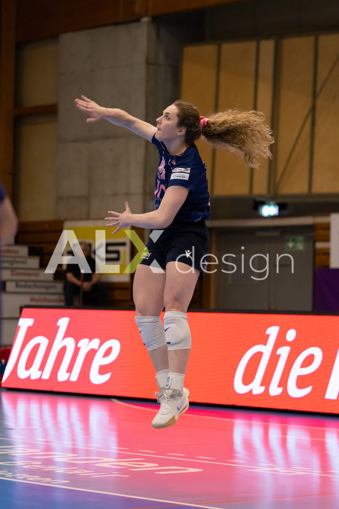 Volleyball I Frauen I Saison 2025-2026 I Volleyball NLA | Women I 1/2 Finals I  VC Kanti Schaffhausen - Sm'Aesch Pfeffingen I 07.03.2026 | 10 Jillian Gillen (USA) (Sm'Aesch Pfeffingen) – Außenangriff - Realisiert mit Pictrs.com