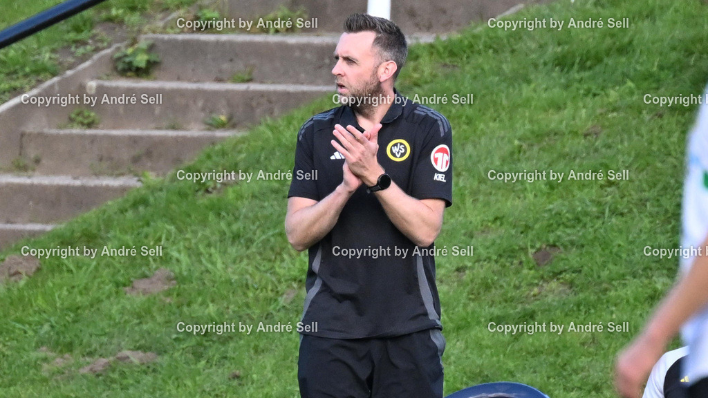 Wiker SV vs SpVg Molfsee II | Trainer Stefan Röschmann (Wiker SV) beklatscht den Treffer zum 1-1 / Fußball-Verbandsliga Ost Männer 2026/2027 / Wiker SV vs SpVg Molfsee II / Auberg / Kiel / 04.10.26 - Realisiert mit Pictrs.com