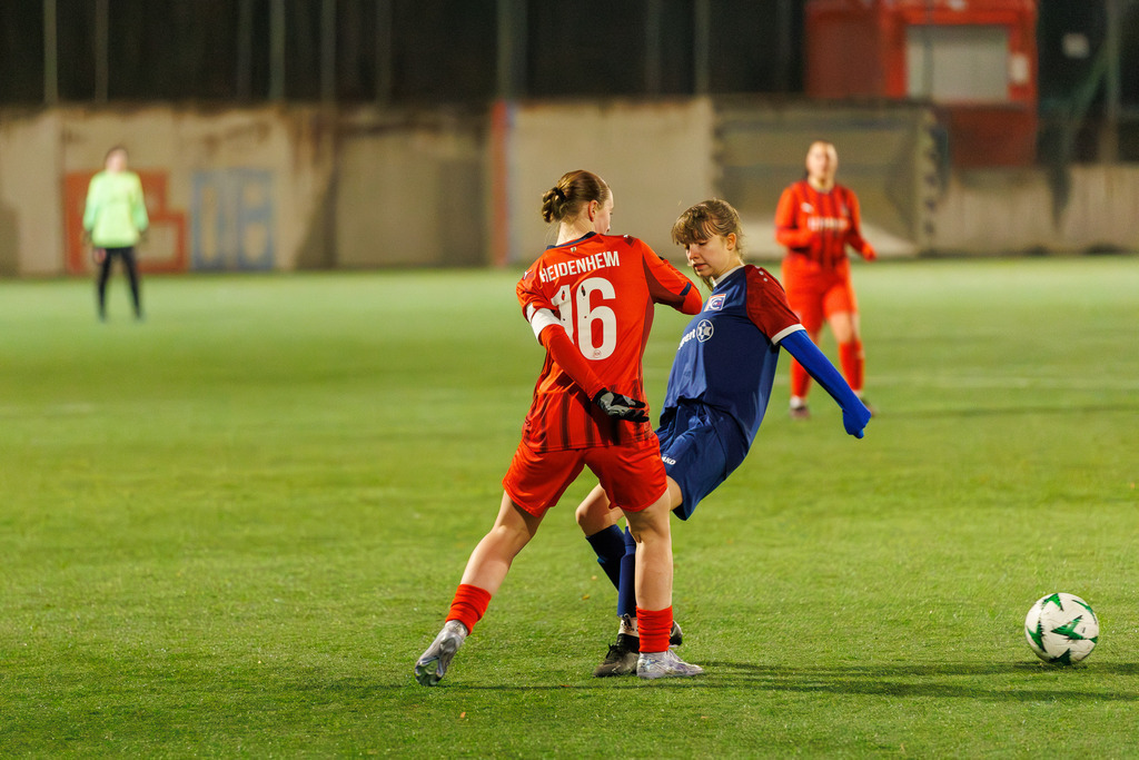 FCHFCE_251121_1992 | 1.FC Heidenheim 1846 II vs. FC Ellwangen II, Fußball, Frauen, Bezirksliga, 2025/2026, 10. Spieltag, 22.11.2025 in Heidenheim, Kunstrasen b. Voith-Arena West, Flutlichtspiel(Foto: Michael Bulling) - Realisiert mit Pictrs.com