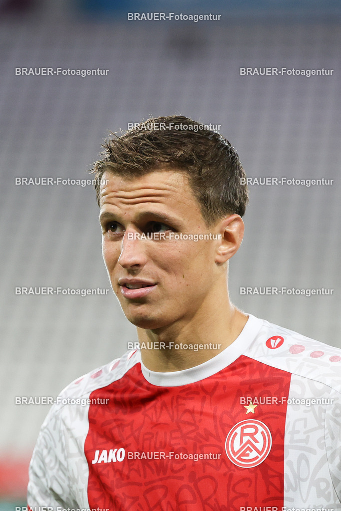 Rot-Weiss Essen - VFL Osnabrück | Essen, Deutschland, 17.09.2025 Michael Schultz  (Rot-Weiss Essen) schaut während des 3.Liga Spiels zwischen  Rot-Weiss Essen und VFL Osnabrück am 17.09.2025 im Stadion an der Hafenstraße in Essen. (Foto von Timo Bluhmki-Schmidt/Brauer Fotoagentur