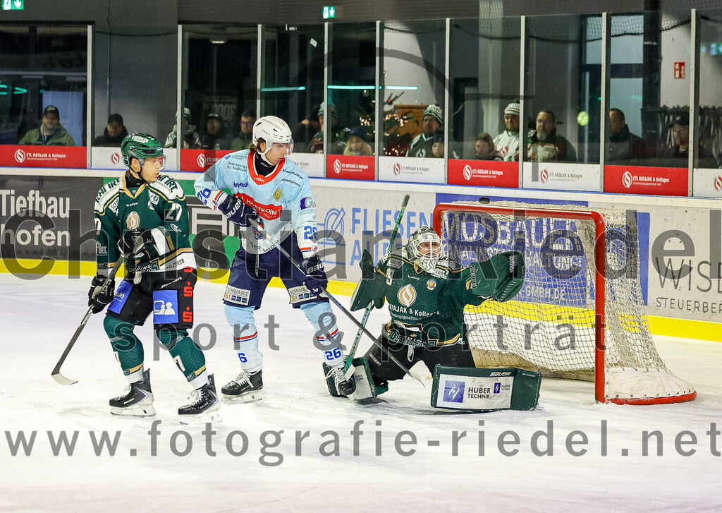 2025-12-23_081_TSV_Erding_gegen_Heilbronner_Falken | Erding, Deutschland, 23.12.2025:Eishockey, Oberliga Süd 2025 / 2026, 29. Spieltag, TSV Erding gegen Heilbronner Falken, Endergebnis: 5:4Mark Waldhausen (Erding Gladiators, #27), Lukas Wagner (Heilbronner Falken, #26), Torwart Leon Meder (Erding Gladiators, #39)Foto: Christian Riedel / fotografie-riedel.net
