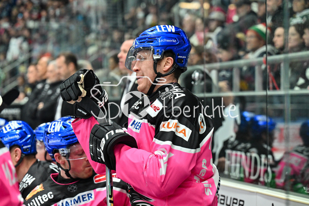 Augsburger Panther - Straubing Tigers | Im Bild T. J. TREVELYAN (Augsburger Panther #24) enttaeuscht auf der Bank / DEL: Augsburger Panther - Straubing Tigers, Curt Frenzel Stadiom am 20.10.2024